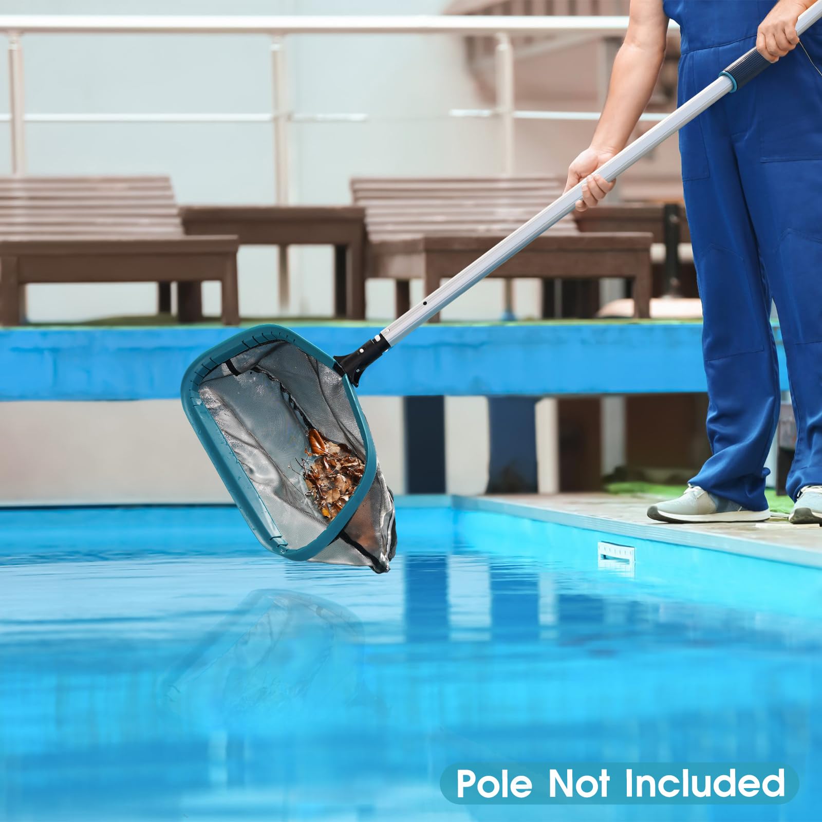 POOLWHALE en entorno de piscina familiar demostrando limpieza rápida y eficiente