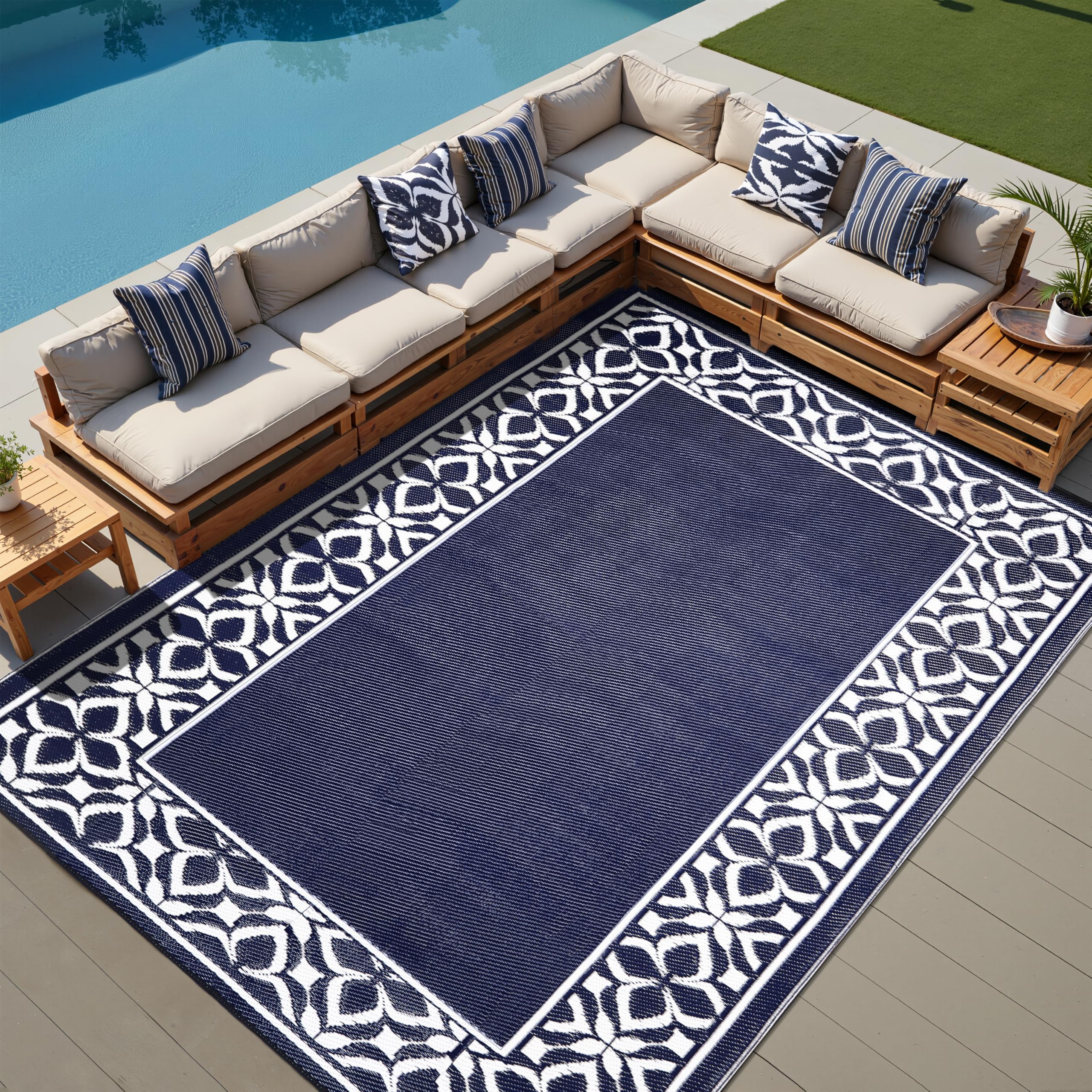 PureCozy alfombra colocada en patio creando zona cómoda y fácil de limpiar