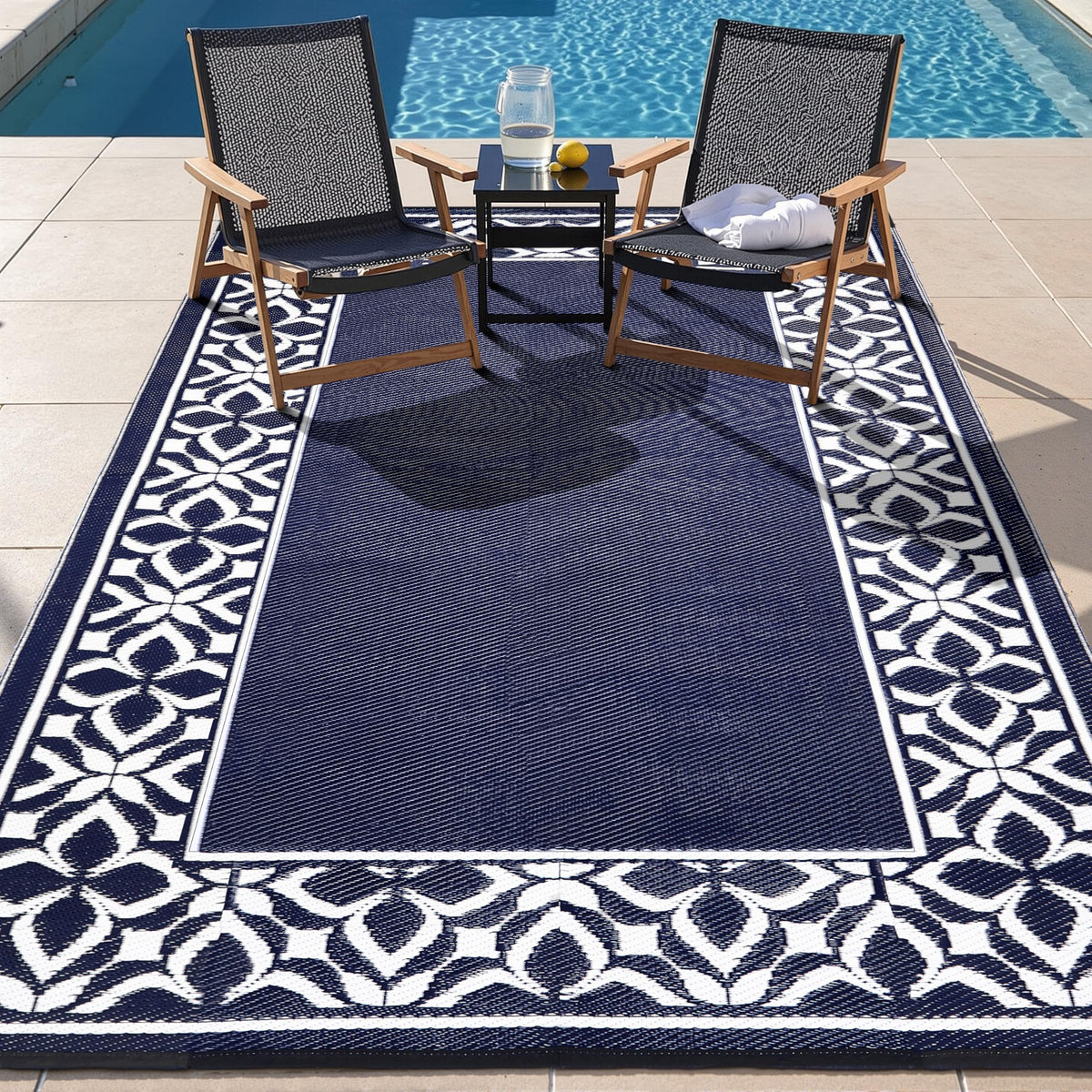 PureCozy alfombra frontal azul marino mostrando diseño geométrico y estética exterior
