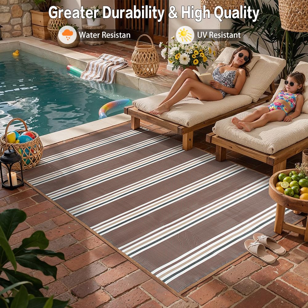 PureCozy alfombra junto a piscina aportando superficie seca y elegante