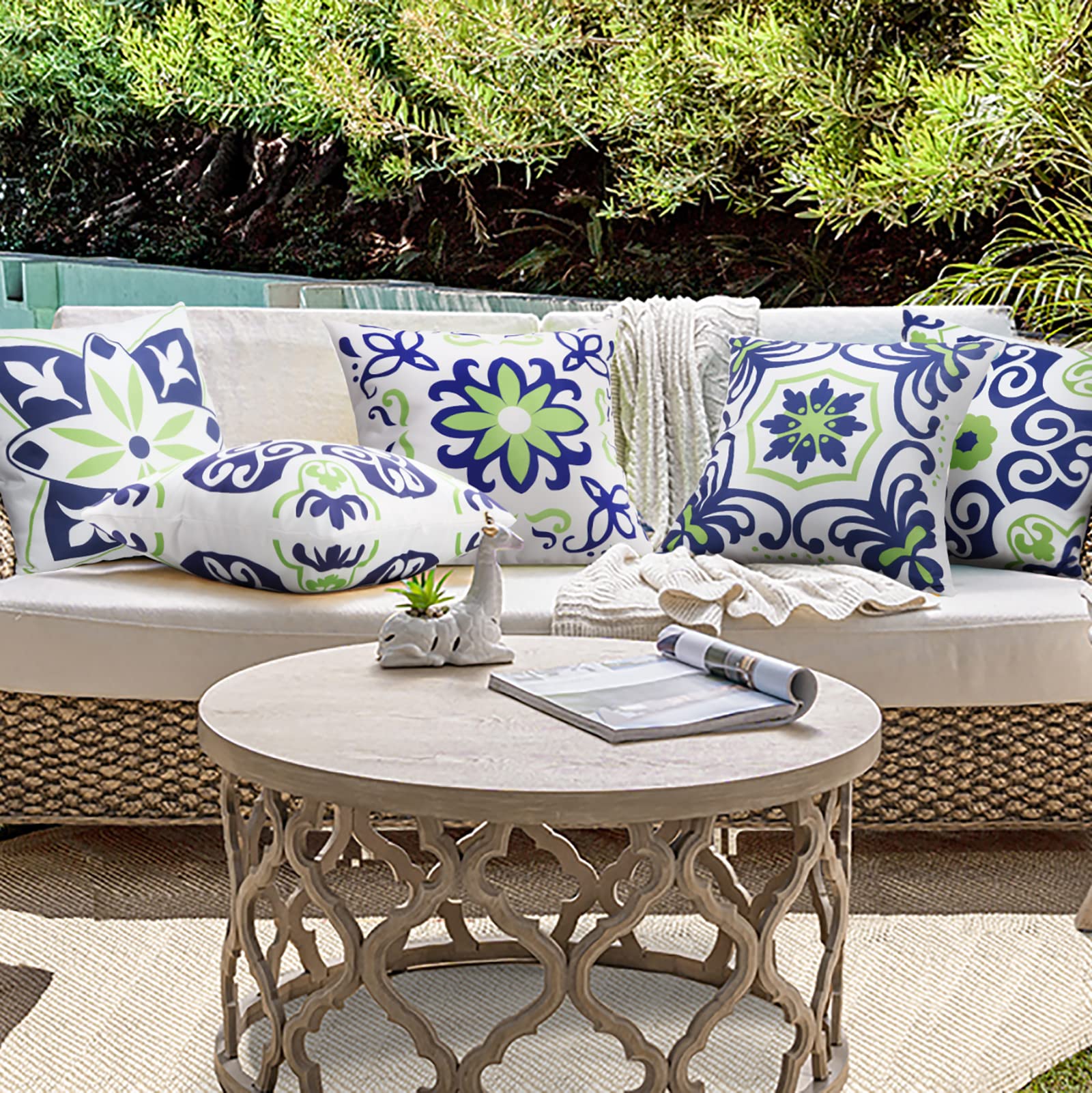 Pyonic funda colocada en sillón de terraza mostrando uso y estética resistente