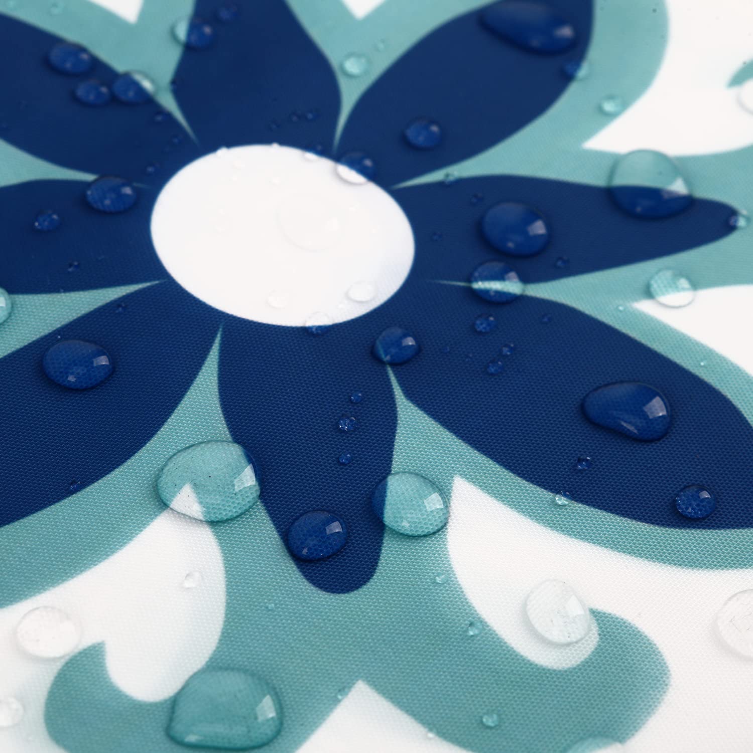 Pyonic escena de terraza con cojines azules que aporta estilo boho farmhouse