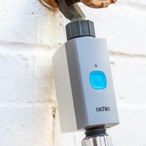 Rachio válvula junto a mano para comparar tamaño y facilidad de instalación