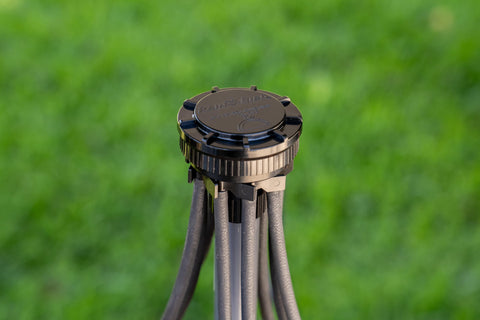 Rain Bird manifold instalado en jardinera demostrando riego localizado efectivo