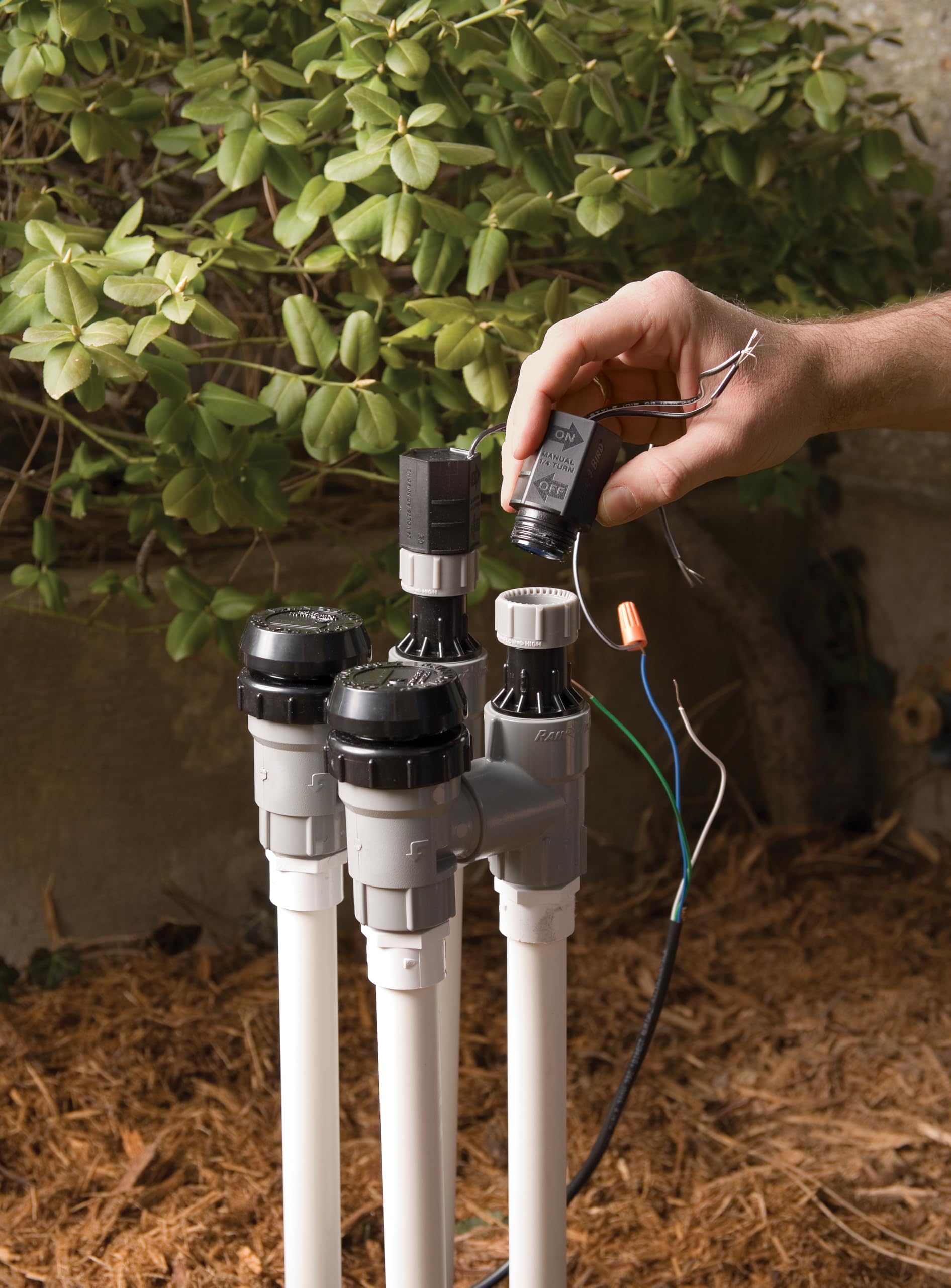 Rain Bird solenoide en jardín funcionando, mejora eficiencia del riego
