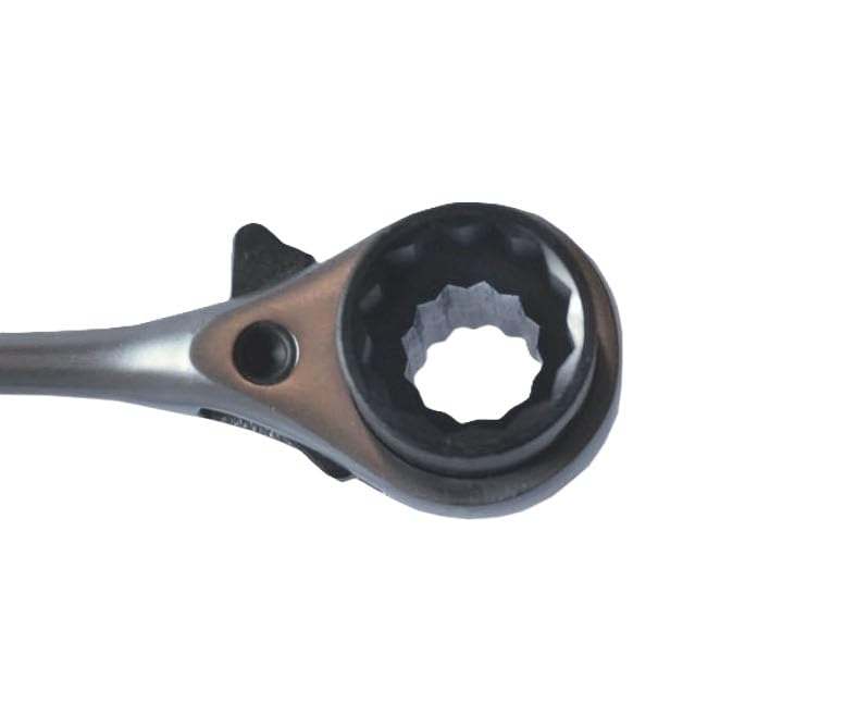 RatchetScrench ajustando una motosierra para mantenimiento rápido