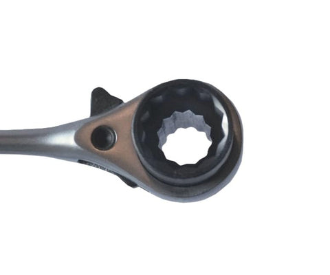 RatchetScrench ajustando una motosierra para mantenimiento rápido