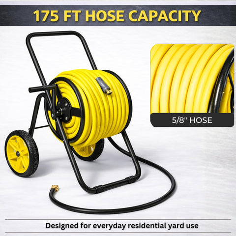 Real Hose Storage carro en uso en jardín regando césped y plantas con facilidad