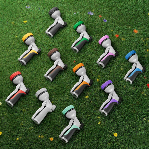 Restmo boquilla en jardín junto a manguera mostrando uso cotidiano y durabilidad