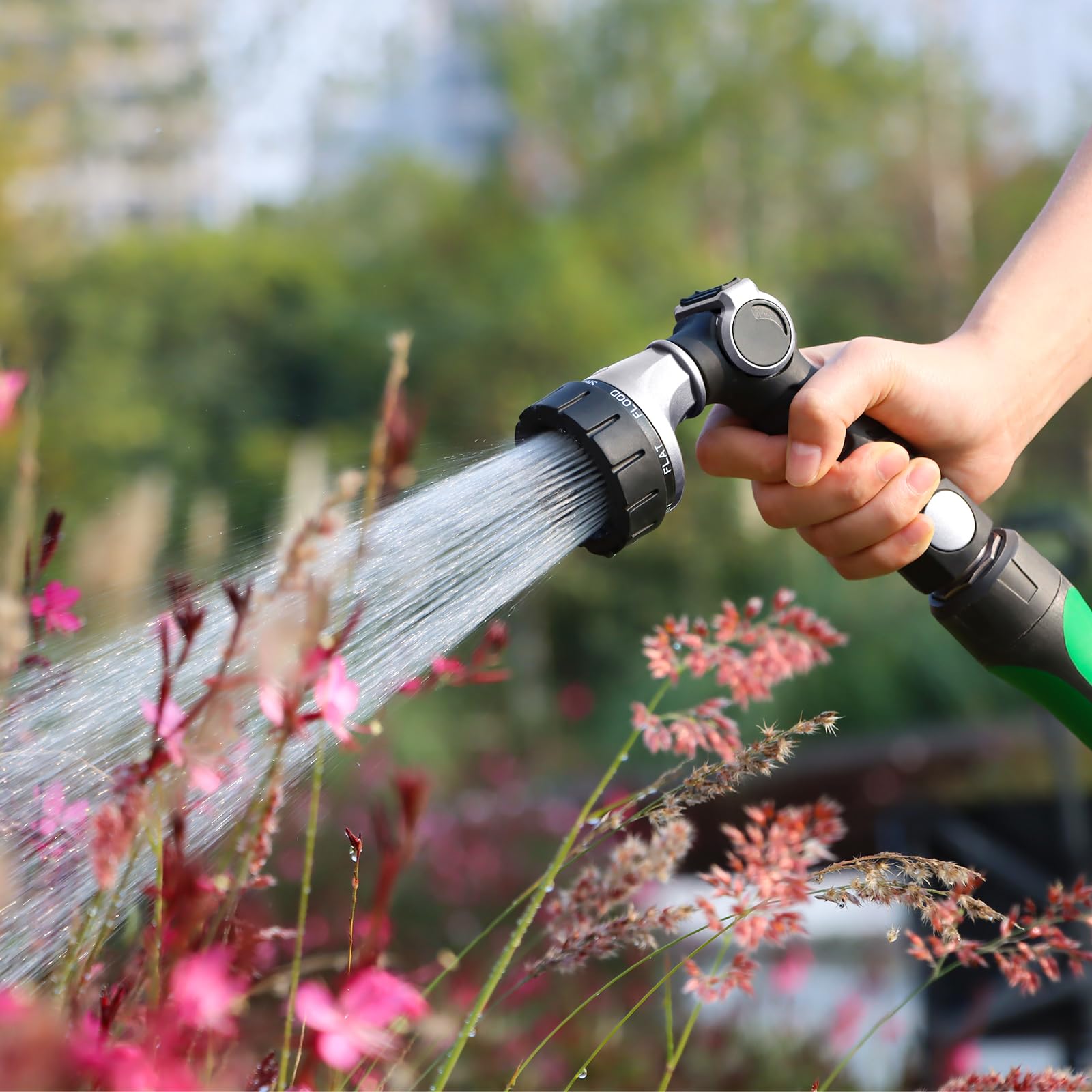 Restmo en jardín junto a herramientas, demuestra durabilidad y versatilidad