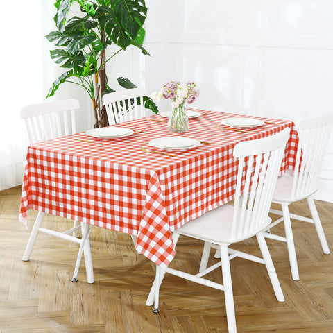 Romanstile mantel puesto en mesa exterior destacando uso en picnic