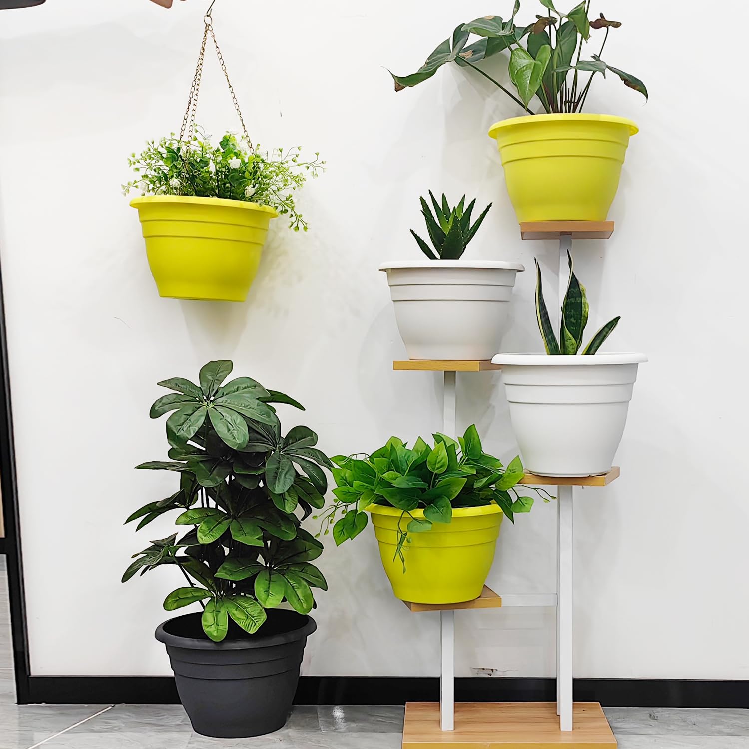 RooTrimmer en balcón moderno con plantas, aporta color y estilo