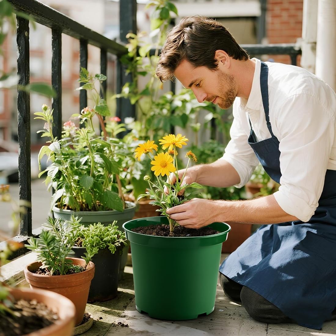 RooTrimmer maceta colocada en balcón con plantas, aporta estética y uso en exteriores