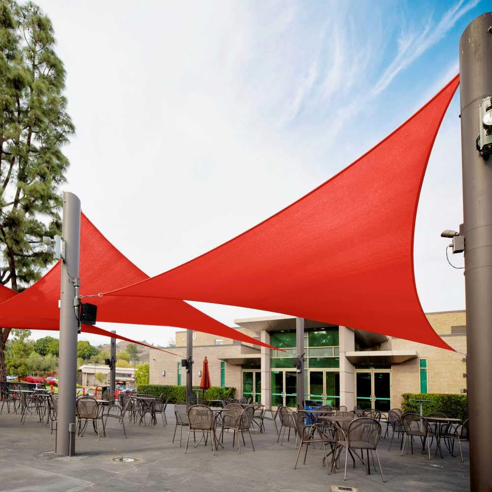 Royal Shade vela triangular frontal mostrando cobertura y color rojo