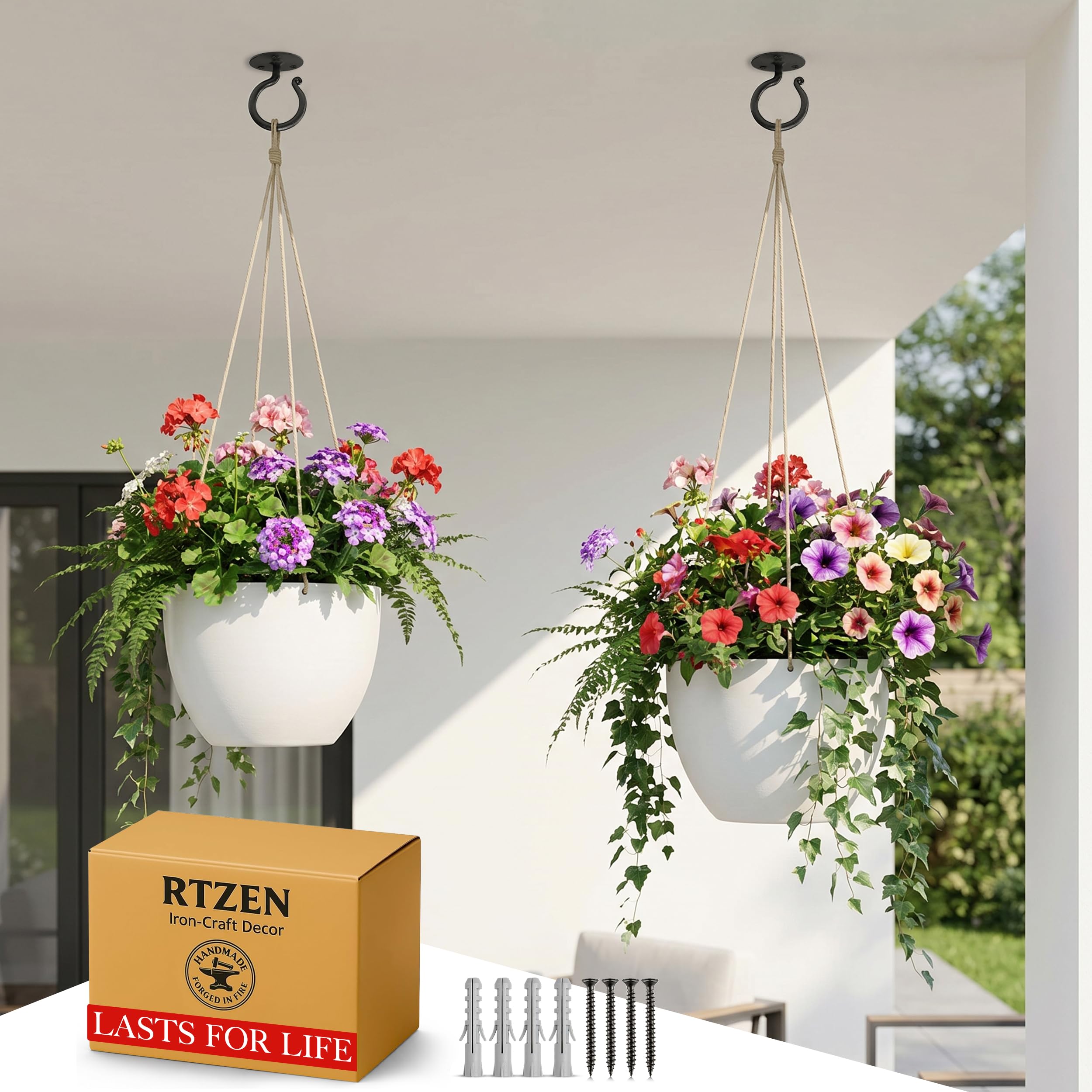 RTZEN gancho instalado en balcón aportando decoración y ahorro espacio