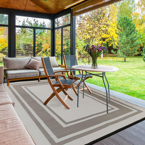 RURALITY alfombra junto a silla para comparar tamaño y cobertura