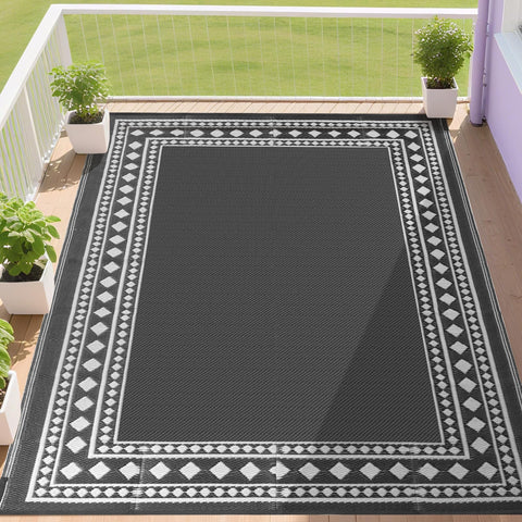 RURALITY alfombra exterior frontal mostrando patrón gris y blanco y efecto estético