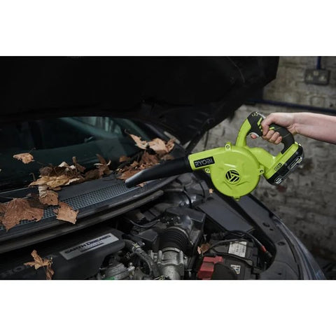 RYOBI P755 en uso en taller retirando serrín y polvo fácilmente