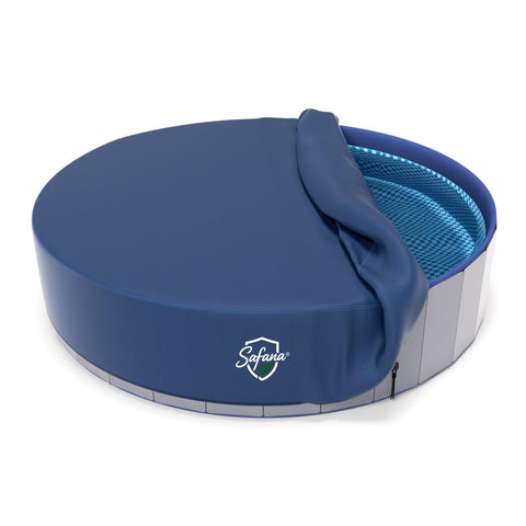 Safana vista frontal de la funda azul que protege la piscina
