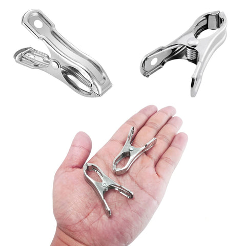 Samhopo mano sosteniendo varios clips para transporte y uso fácil