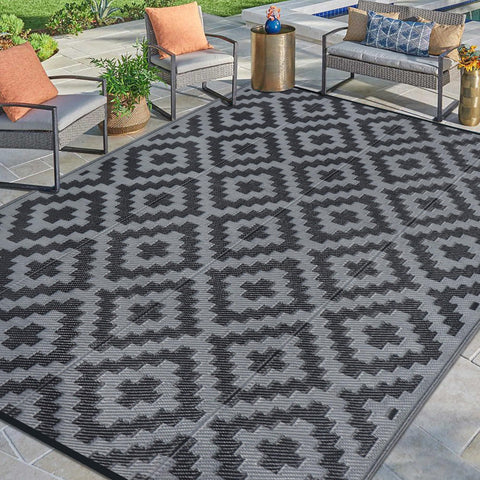 SAND MINE alfombra exterior frontal mostrando diseño negro gris y beneficio estético