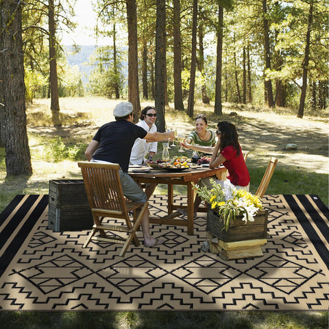 SAND MINE alfombra junto a mesa y sillas para referencia de tamaño práctico