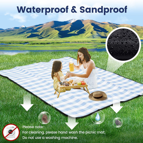 sapsisel familia usando la manta en la playa, protección y espacio