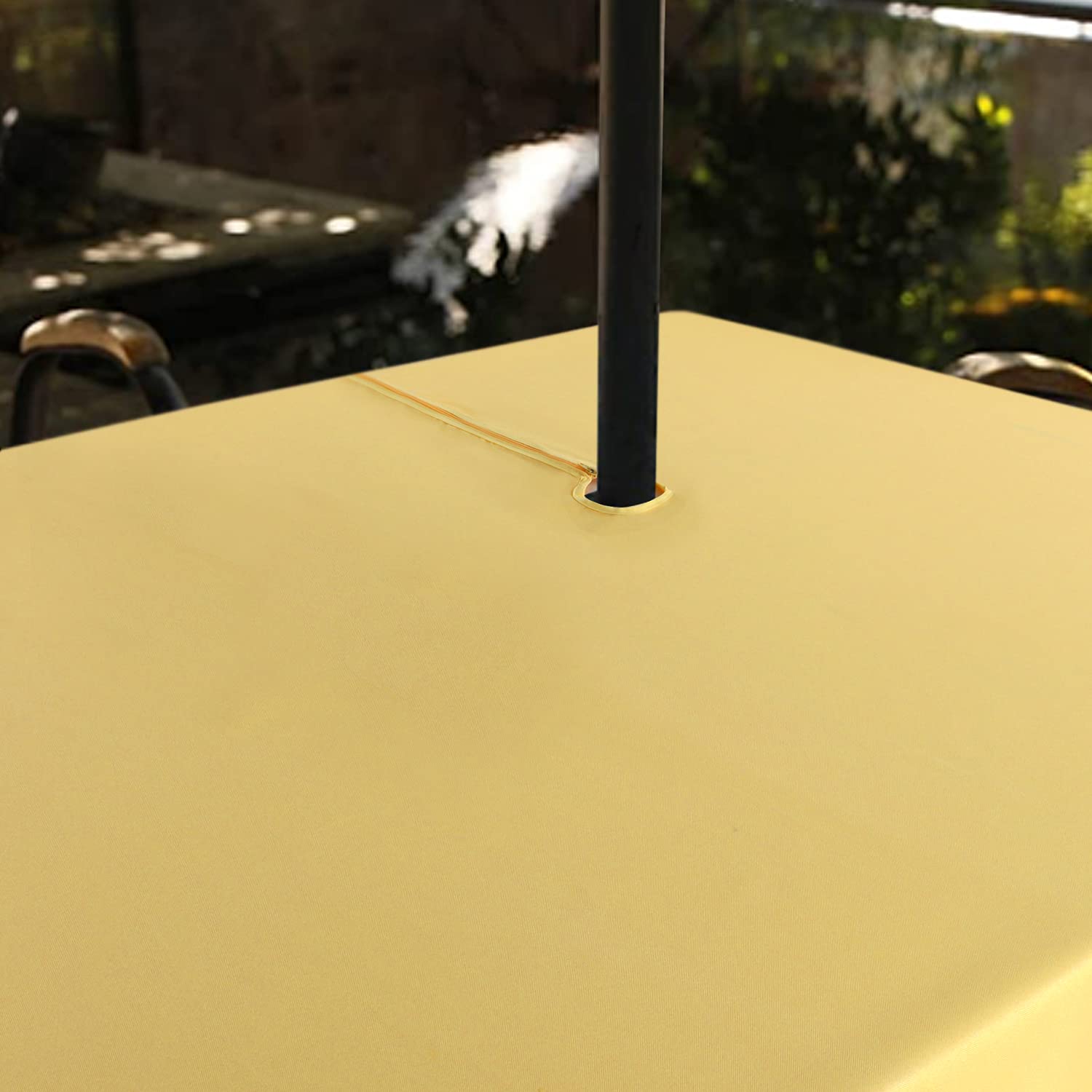 SARAFLORA ambiente de cena al aire libre con mantel amarillo