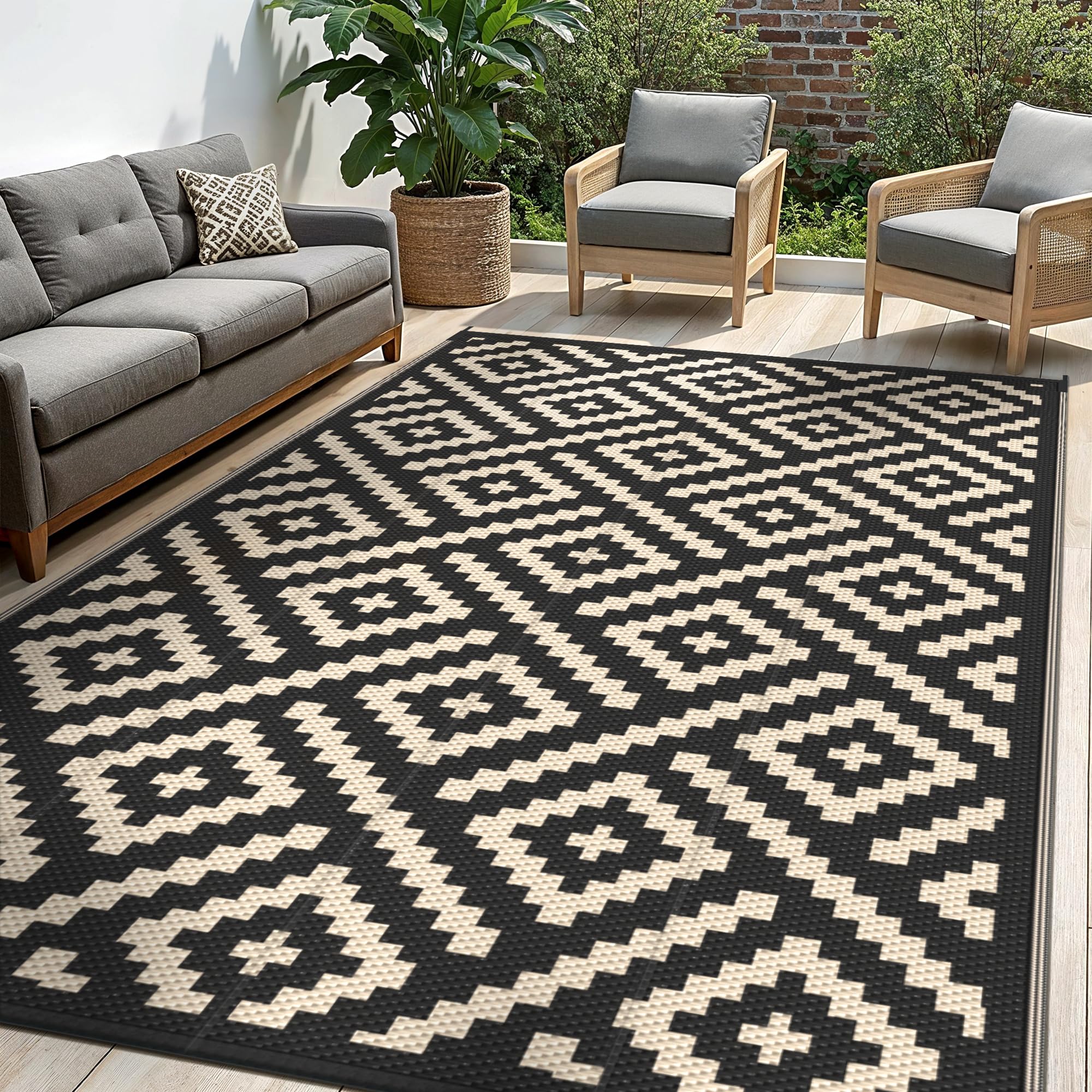 sarben alfombra frontal mostrando patrón geométrico y color negro beige para estilo duradero