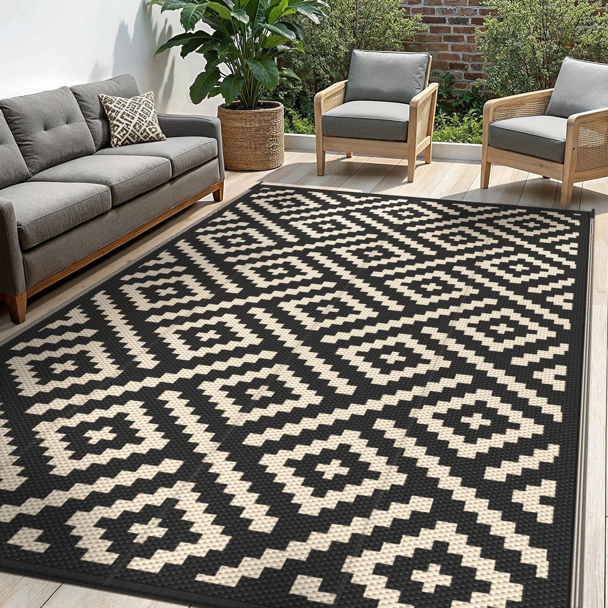 sarben alfombra exterior frontal mostrando patrón geométrico y colores negro beige