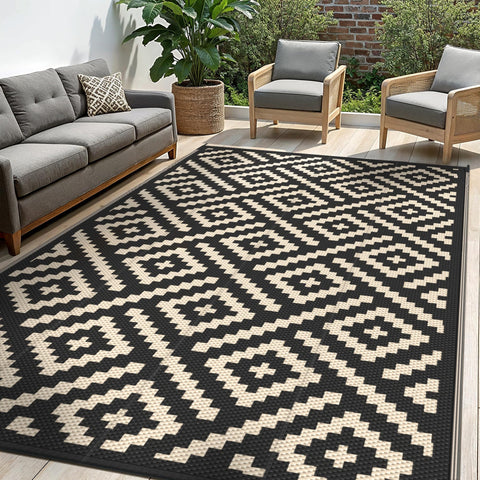 sarben alfombra exterior frontal mostrando patrón geométrico y colores negro beige