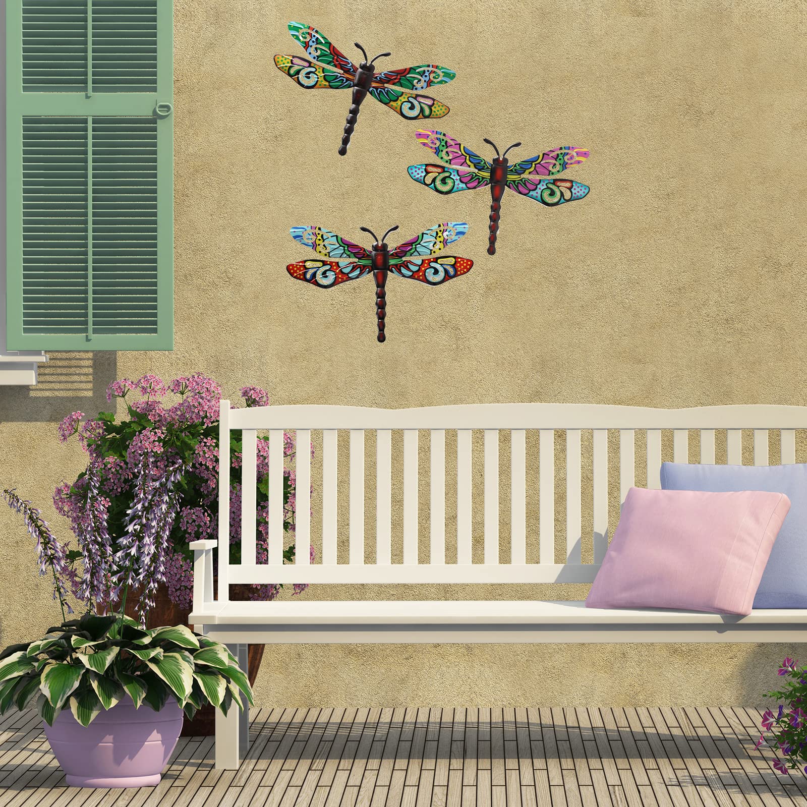 Scwhousi libélula colgada en patio aporta color y punto focal decorativo