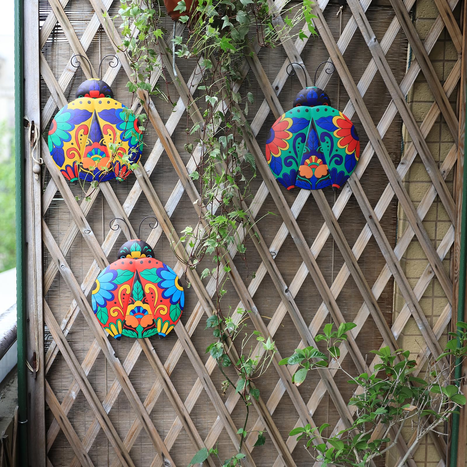 Scwhousi primer plano pintura talavera mostrando detalles vibrantes