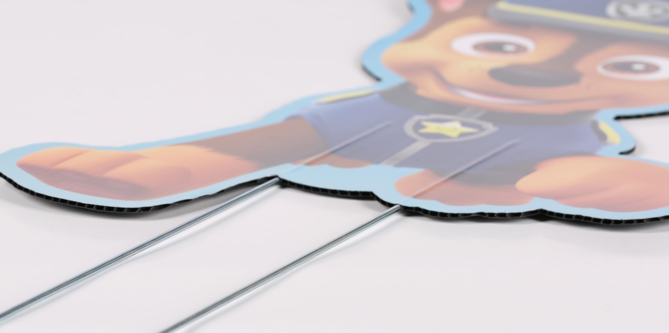 Seasons Paw Patrol figuras colocadas en jardín, impacto visual festivo