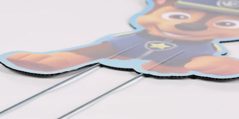 Seasons Paw Patrol figuras colocadas en jardín, impacto visual festivo
