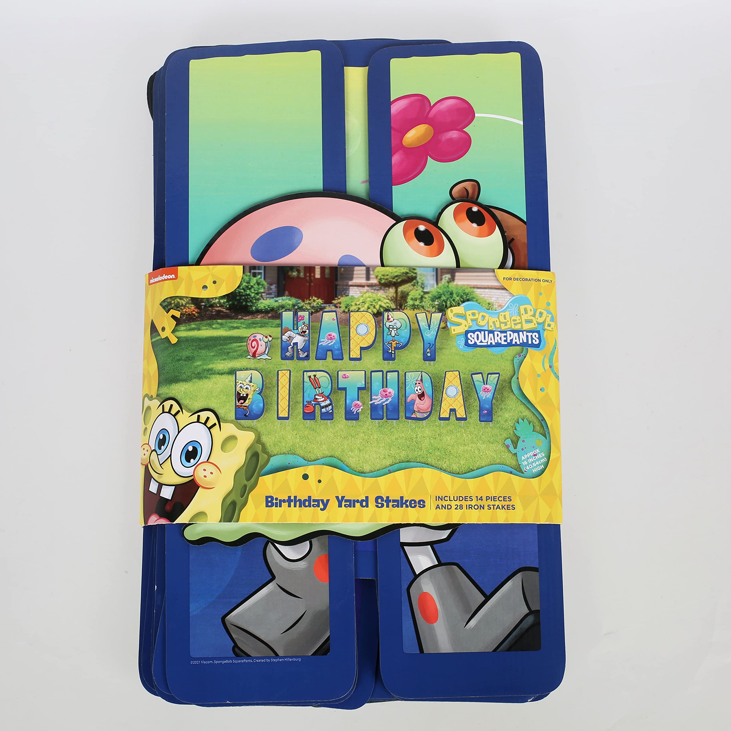 Seasons SpongeBob uso interior junto a mesa de regalos para decoración temática