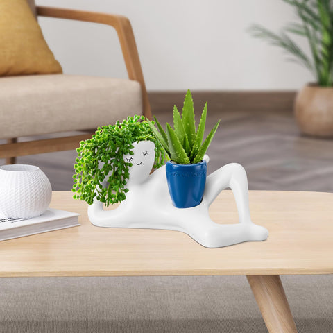 Sederikun comparación de tamaño junto a una taza para referencia de escala práctica