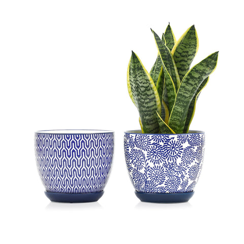 Selamica maceta frontal azul vintage que realza la decoración interior