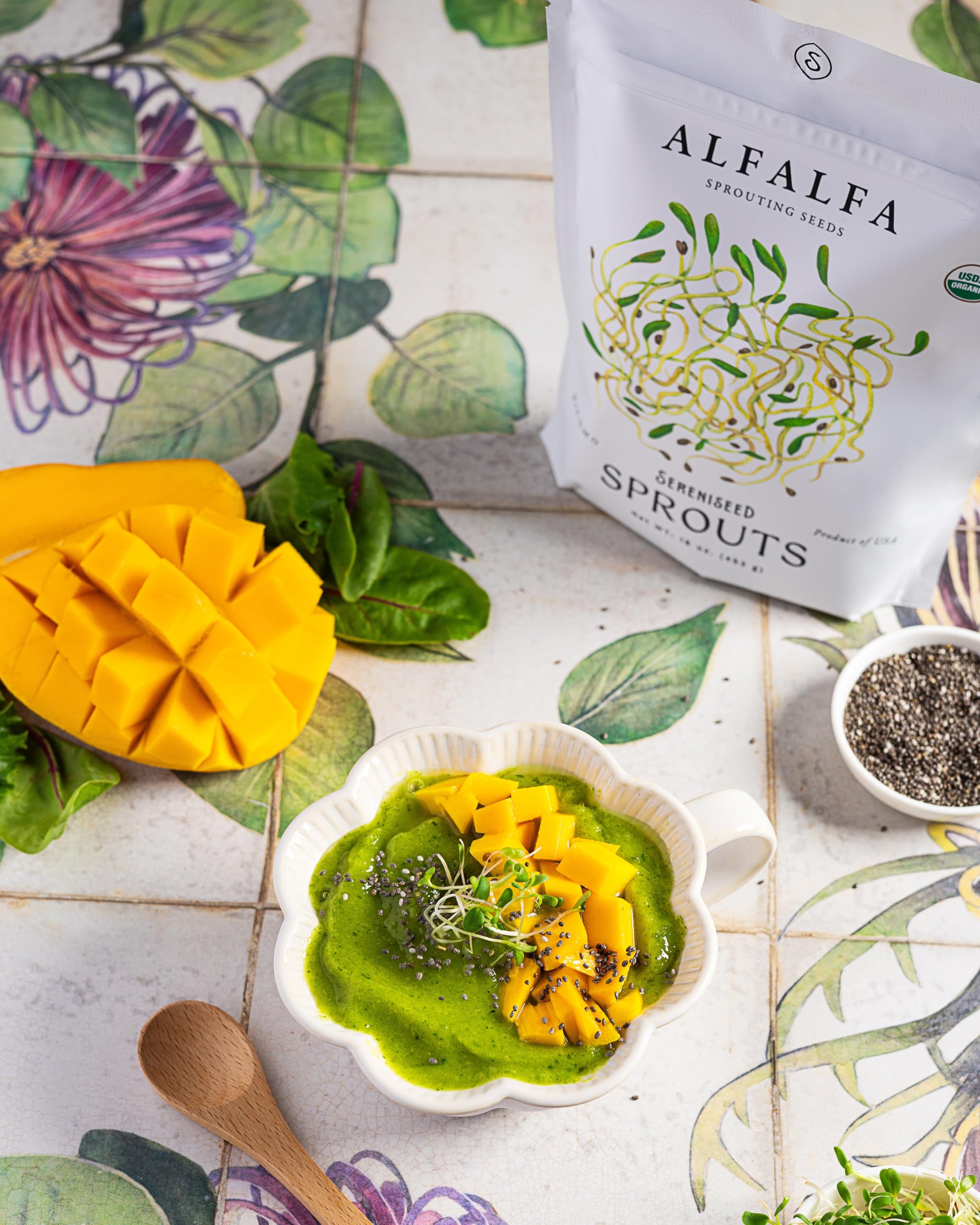 Sereniseed primer plano de semillas de alfalfa que destaca textura y pureza