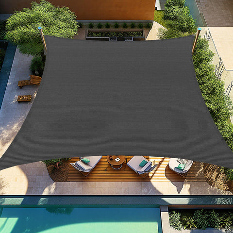 Shade&Beyond vista frontal del toldo gris oscuro mostrando protección solar