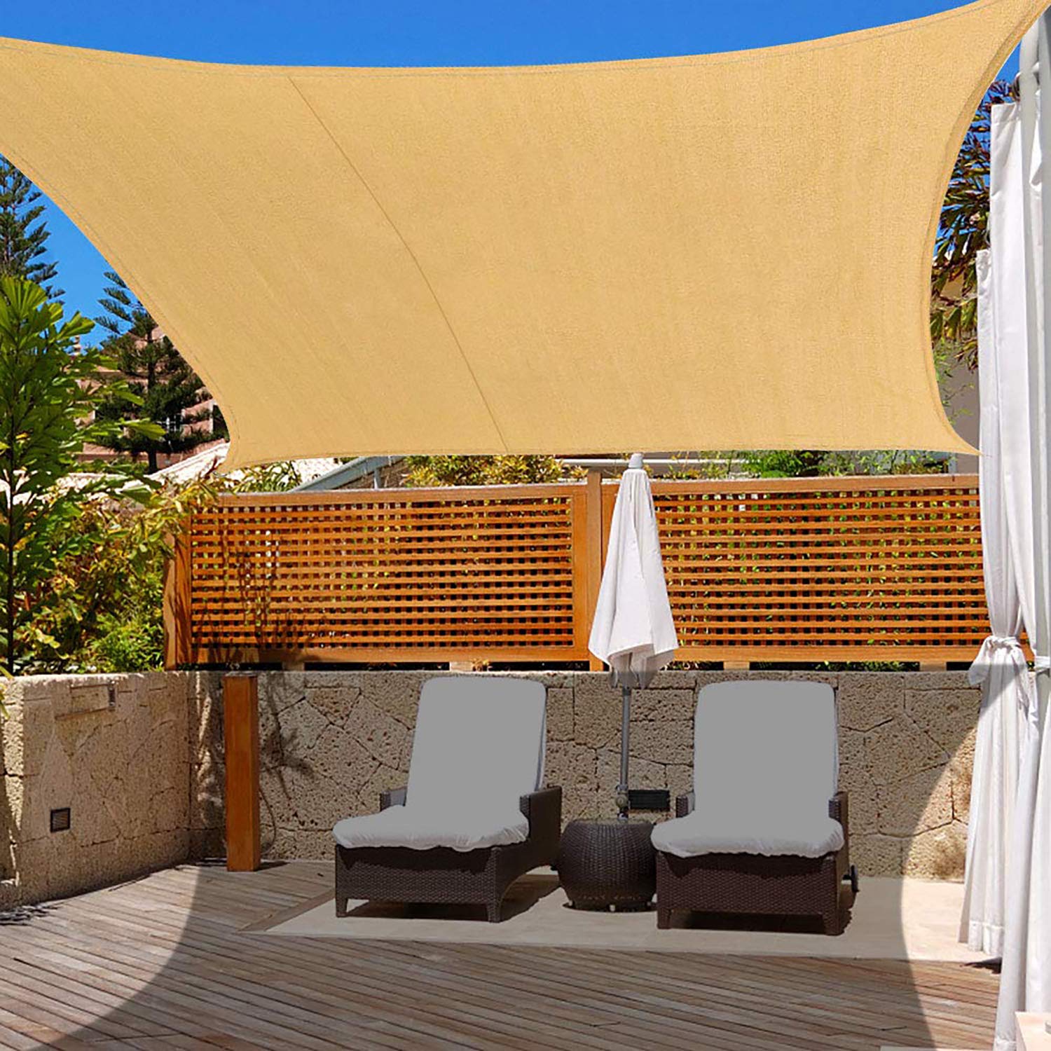 Shade&Beyond vista frontal del empaque y vela lista para instalar, protección solar clara