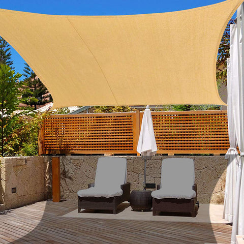 Shade&Beyond vista frontal del empaque y vela lista para instalar, protección solar clara
