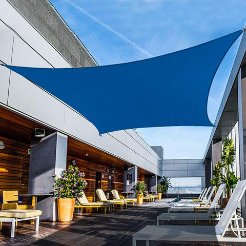 Shade&Beyond vista frontal del toldo vela azul mostrando cobertura amplia y protección
