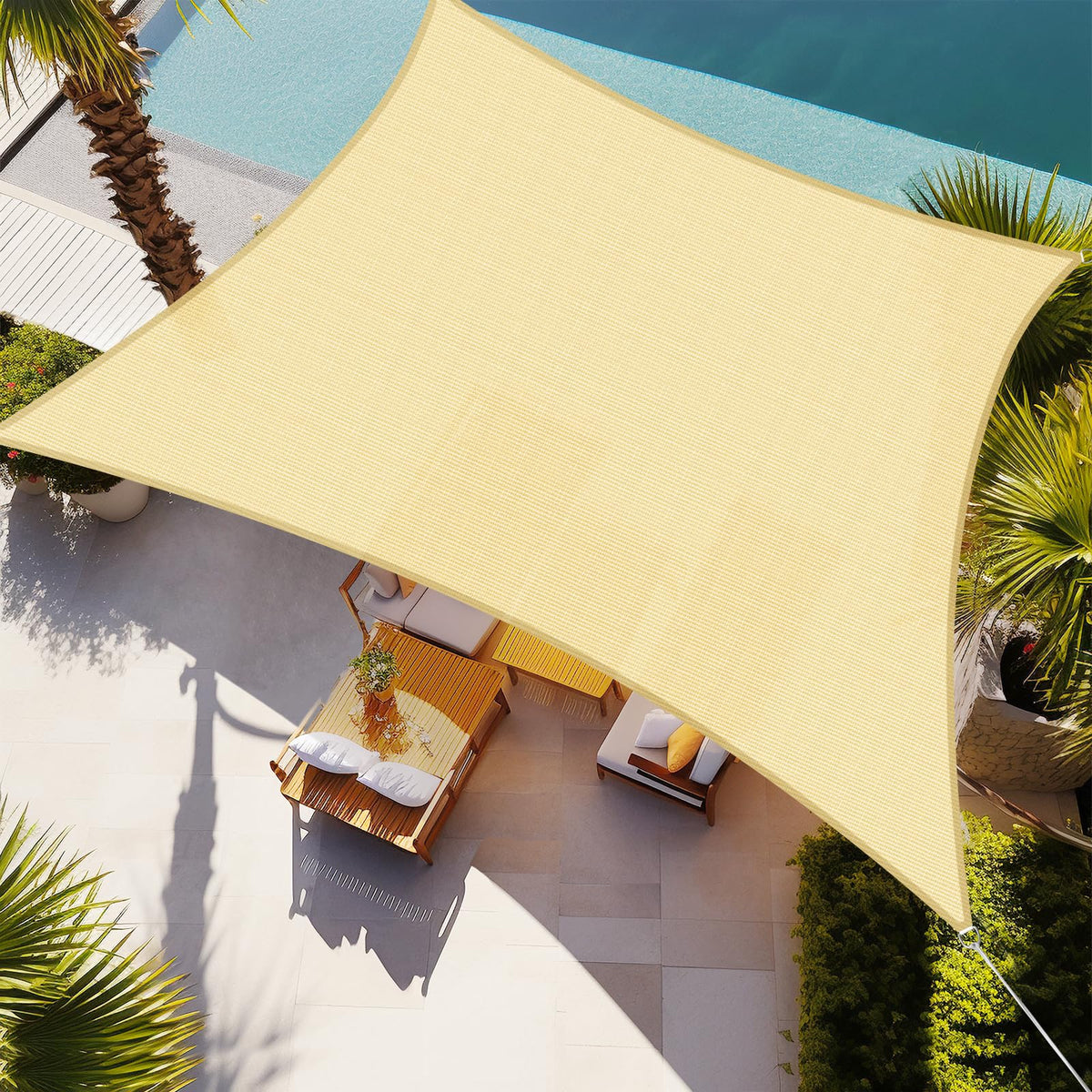 Shade&Beyond vista frontal del toldo mostrando corte y color beige, beneficio: sombra inmediata