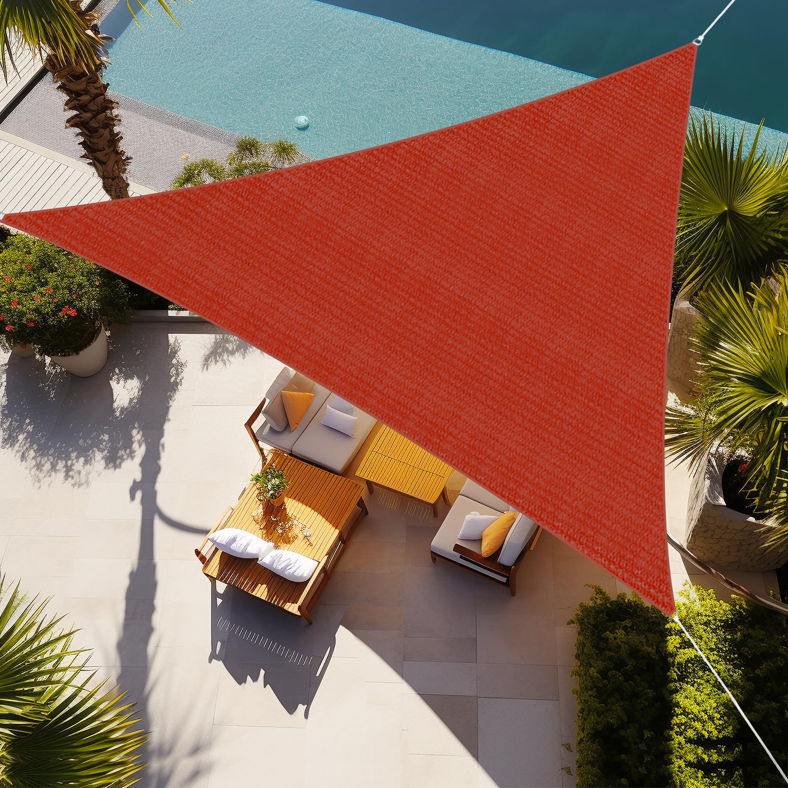 Shade&Beyond vela triangular frontal mostrando cobertura y estilo