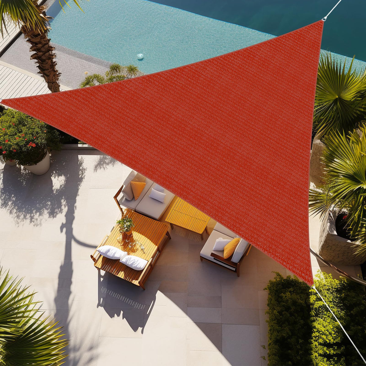 Shade&Beyond vela triangular frontal mostrando cobertura y estilo