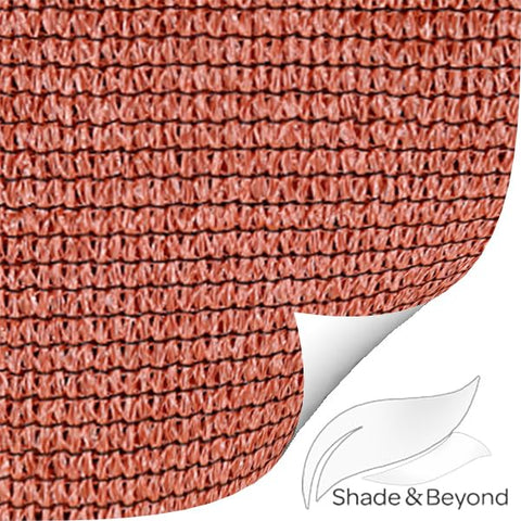 Shade&Beyond sobre piscina y jardín mejorando privacidad y sombra