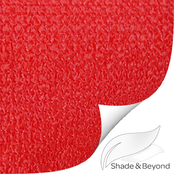Shade&Beyond vela sobre piscina creando privacidad y protección solar