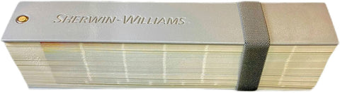 Sherwin Williams lata junto a mano para comparar tamaño y rendimiento práctico