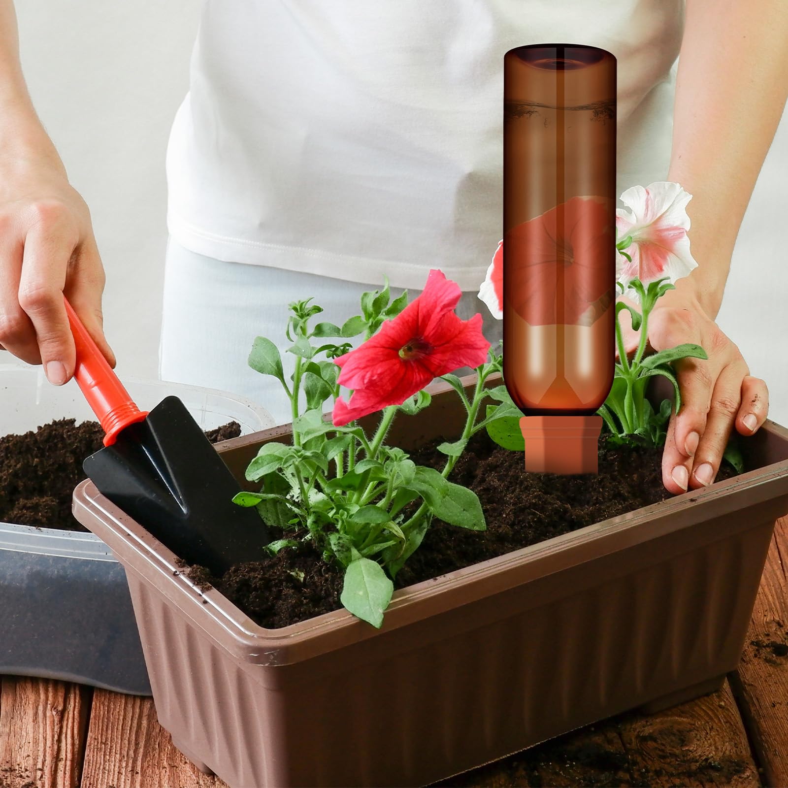 SiliFine kit en balcón con jardineras ilustrando conveniencia para viajes